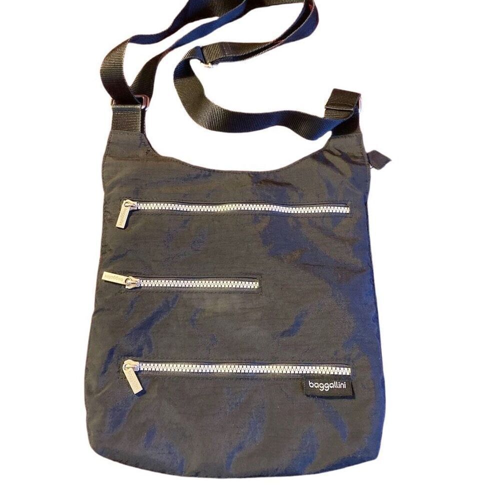 Baggallini grey crossbody bag. Many pockets